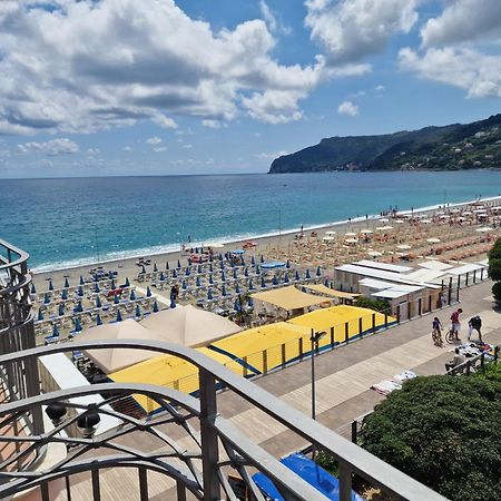 Hotel Miramare Spotorno Kültér fotó