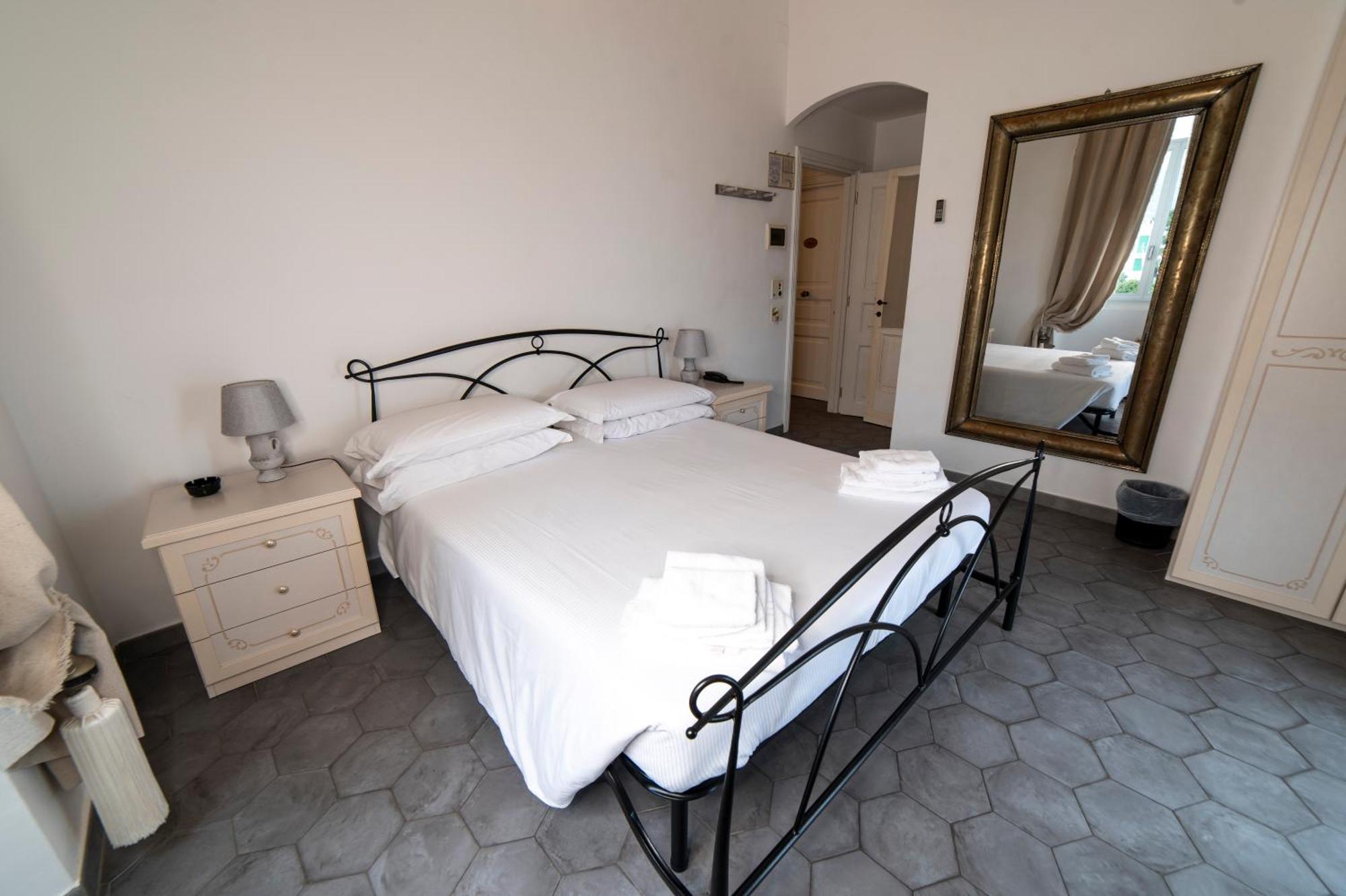 Hotel Miramare Spotorno Szoba fotó